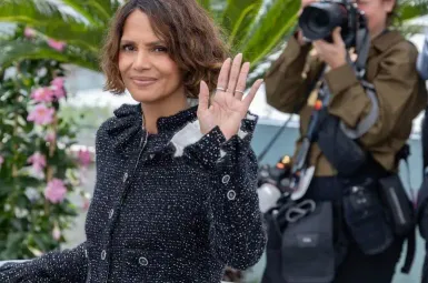 Festival de Cannes : Halle Berry contrainte de «changer» de robe à cause des nouvelles restrictions vestimentaires
